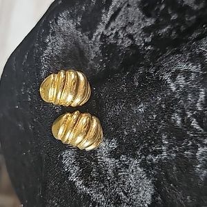 Ladies Gold Tone 1 inche Earrings Pierced